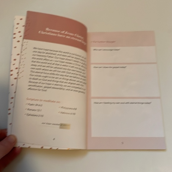NWT The Daily Grace Co. “Meditations for the Heart” Christian Study Book - Picture 7 of 9